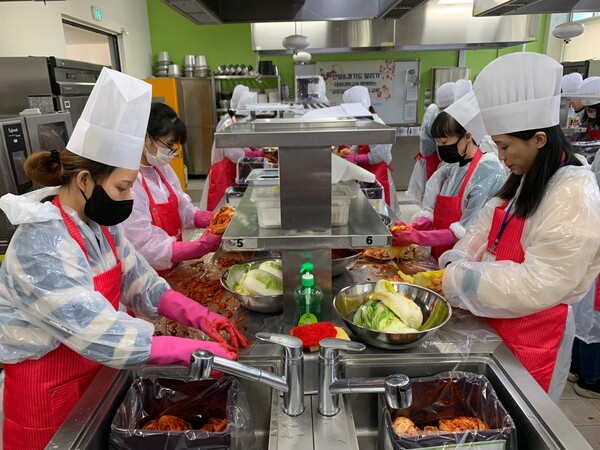 안양시는 지난 8일 대림대학교 조리실습실에서 관내 결혼이주여성 30명을 대상으로 안양알리기 김장김치 프로그램을 개최했다 