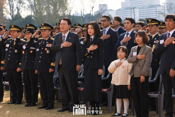 윤석열 대통령 내외 등 관계자들이 9일 용산 어린이 정원에서 열린 제61주년 소방의 날 행사에서 국기에 대한 경례를 하고 있다. (사진 = 대한민국 대통령실)