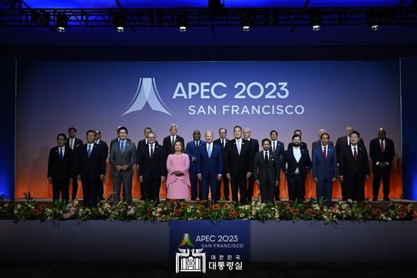 윤석열 대통령은 APEC 세션 I 초청국과의 비공식 대화 및 업무 오찬에 참석했다.