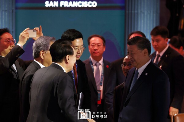  윤석열 대통령이 중국 시진핑 주석과 인사하고 있다.