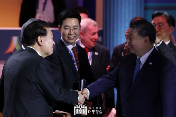 윤석열 대통령이 중국 시진핑 주석과 악수하고 있다.