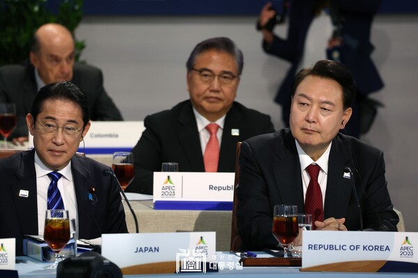 윤석열 대통령과 일본 기시다 총리가 APEC 회의에 참석해 발언자의 발언을 경청하고 있다.