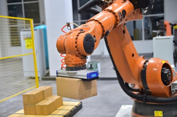 산둥(山東)성 랴오청(聊城)시 신썬(新森)기계회사의 자동적재로봇이 지난달 26일 상자를 옮기고 있다. (사진/신화통신)
