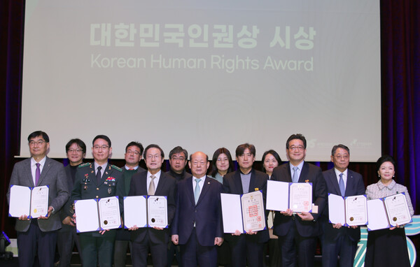 2023년 은 박용민 부산광역시인권센터센터장이 수상했고, 은 이장희 창원대학교교수가 수상했다. 국가인권위원회 위원장 표창은 ▫고현수 탐라장애인종합복지관 관장, ▫안병경 광주보호관찰소 소장, ▫강현정 전남대학교병원 총무과 복지팀장, ▫이용훈 육군 제52사단 군사경찰대장 등이 개인부문에서 수상했고, ▫철거현장인권지킴이단, ▫서울특별시 교육청, ▫사단법인 한국피해자지원협회, ▫수원시, ▫서울주택도시공사 등이 단체부분에서 수상했다.