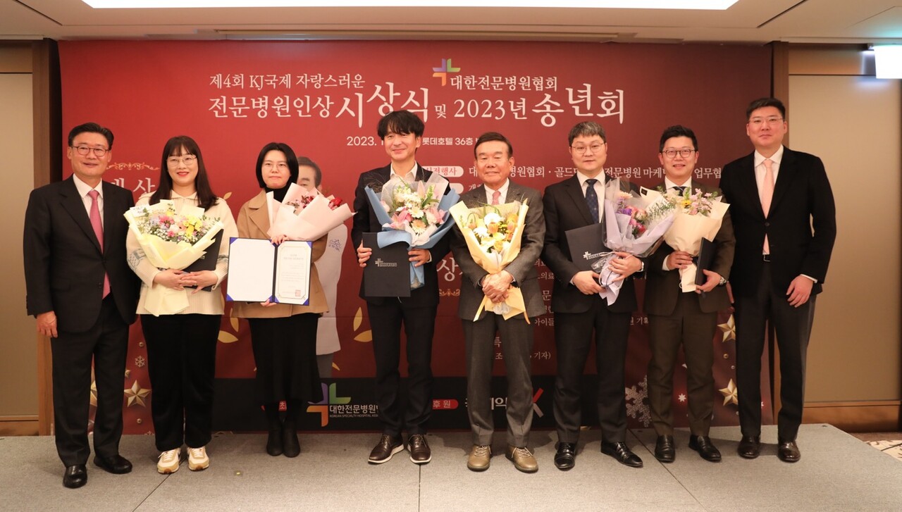 사진설명(좌우) 수상자들이 기념촬영을 하고있다. 대한전문병원협회 이상덕 회장, 아인병원 감염관리실 이옥미 팀장, 윌스기념병원 감염관리팀 임헌주 간호사, 조동찬 SBS 기자, (의)경동의료재단 효성병원 박경동 이사장, 부천자생한방병원 행정실 정용환 실장, 우리아이들병원 기획조정실 황산성 과장, 국제약품 남태훈 대표 [사진=국제약품]