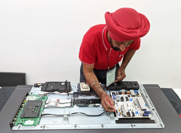 LG전자는 지난 10월부터 세 달 간 한국과 미국, 두바이, 인도 등 글로벌 사업장 곳곳에서 '2023 LG전자 서비스 올림픽'을 순차 개최했다. 사진은 서비스 올림픽에 참가한 LG전자 서비스 매니저들의 모습. (사진 = LG전자)