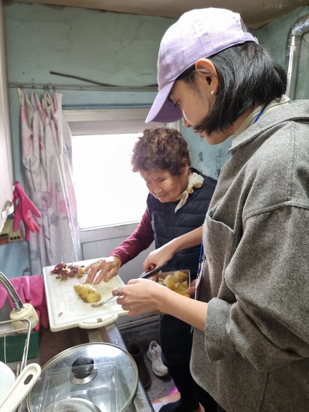 고구마를 함께 삶고 있는 변진서 작가 [사진=유회중 기자]