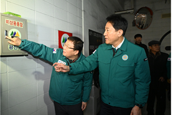 오세훈 서울시장이 1월 3일(수) 오후 광진구 소재 아파트 지하주차장을 찾아, 김경호 광진구청장으로부터 민방위대피소 내 비상용품함에 대한 설명을 듣고 있다.
