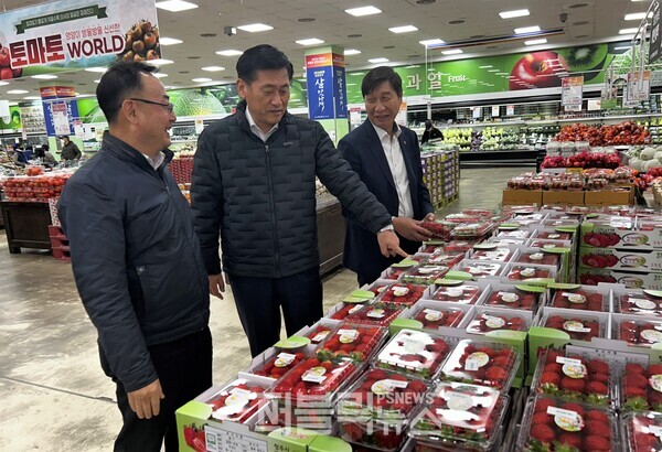 황종연(가운데) 총괄본부장이 이상조(왼쪽) 부장, 김창기(오른쪽) 농협경제지주 충북본부 부본부장과 함께 농축산물 유통 상황을 점검하고 있다.