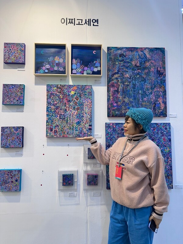 서울아트쇼 2023에 참가한 이찌고 세연 작가