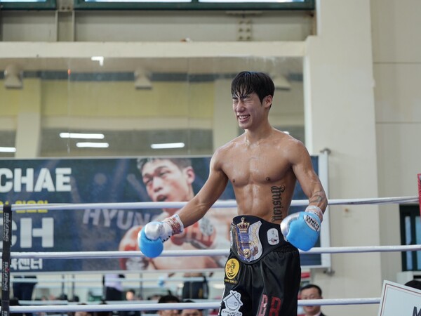 탁 윤은 아마츄어복싱을 거쳐 프로복싱에 입문한 선수이다. 탁 윤은 아마츄어복싱 특유의 스피드와 프로복싱의 파워를 동시에 갖추고 있는 선수로 평가받고 있다. 