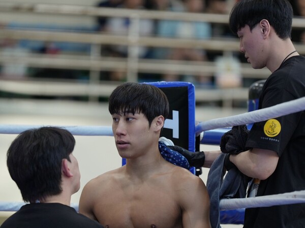 전직 국가대표 홍인기 관장(잽주다복싱)에게 지도를 받고 있는 탁 윤 선수 