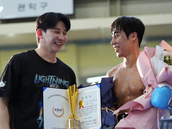 홍인기 관장(잽주다복싱)과 탁 윤 선수가 승리의 기쁨을 만끽하고 있다.