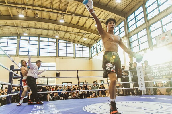 탁 윤은 지난 24일 치뤄진 복싱M 슈퍼라이트급 한국챔피언 결정전에서 승리하여, 챔피언 타이틀을 획득하였다. 