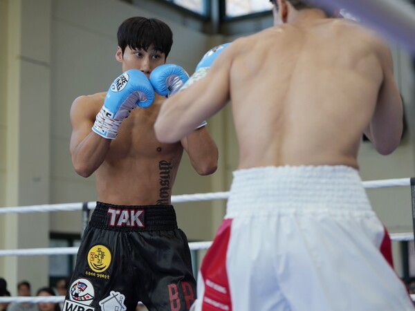 지난 24일 복싱M 한국챔피언 타이틀매치에서 경기를 치르고 있는 탁 윤 선수