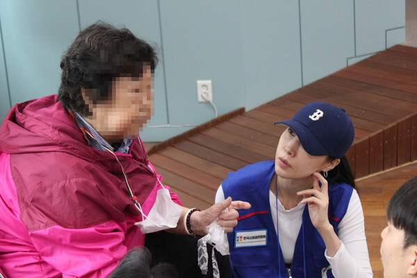 어르신과 소통 중인 예비 사회적인플루언서 백설이 [사진=유회중 기자]