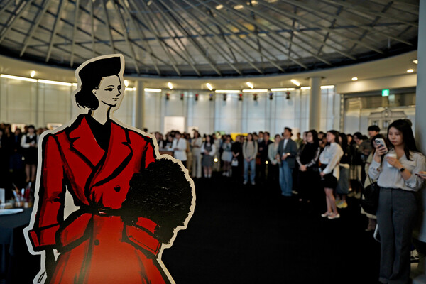 전시장을 찾은 관람객들