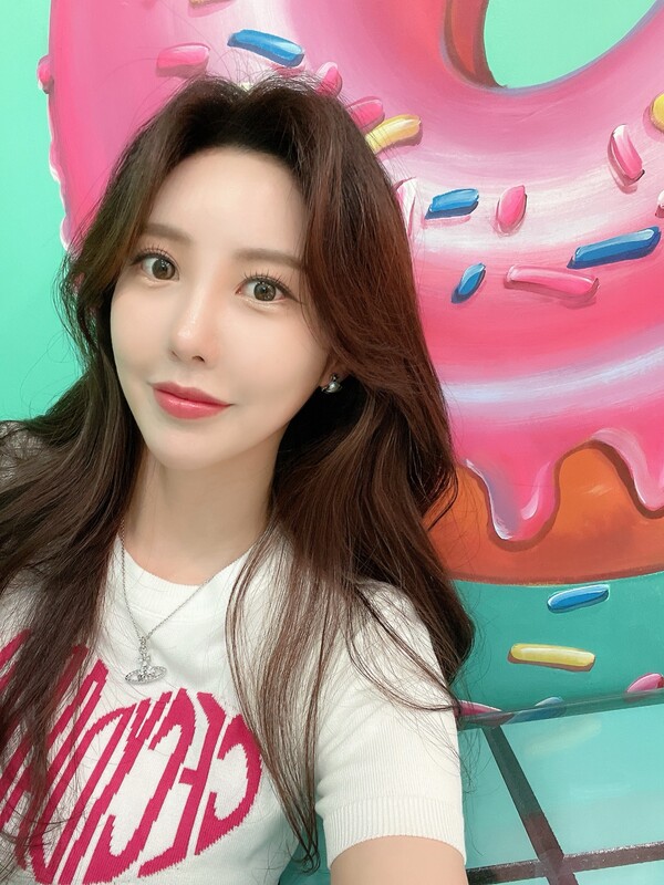 최상아 배우가 몬스터도넛 건대점에서 포즈를 취하고 있다.