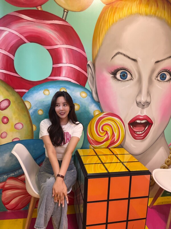 최상아 배우가 몬스터도넛 건대점에서 포토타임을 가지고 있다.