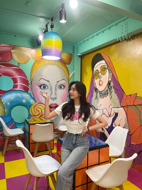 최상아 배우가 몬스터도넛 건대점에서 포토타임을 가지고 있다.