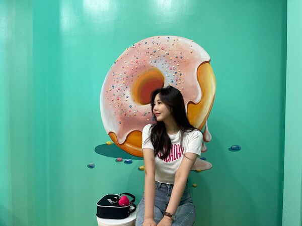 최상아 배우가 몬스터도넛 건대점에서 포토타임을 가지고 있다.