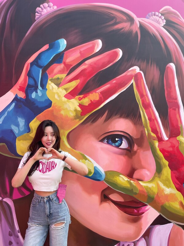 최상아 배우가 몬스터도넛 건대점에서 포토타임을 가지고 있다.