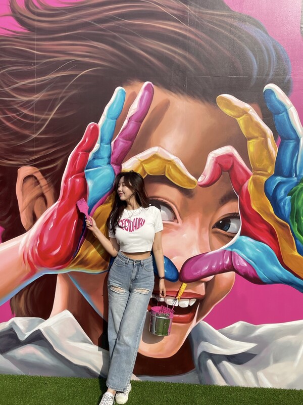 최상아 배우가 몬스터도넛 건대점에서 포토타임을 가지고 있다.