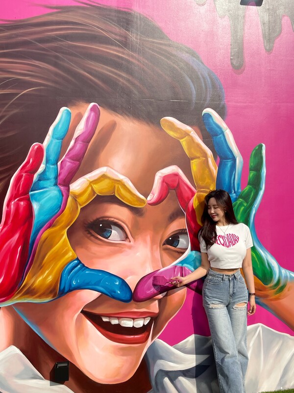 최상아 배우가 몬스터도넛 건대점에서 포토타임을 가지고 있다.