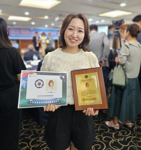 기념촬영 중인 전예지 대표 [사진=유회중 기자]