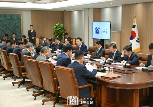 23일 윤석열 대통령은 용산 대통령실에서 반도체 산업을 주제로 ‘제2차 경제이슈점검회의’를 주재했다 = 출처 :대통령실 