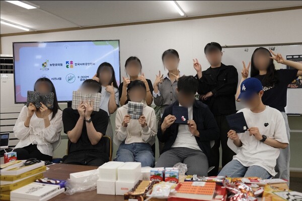 업사이클링 원데이클래스 기념촬영 [사진=한국사회공헌협회 제공]