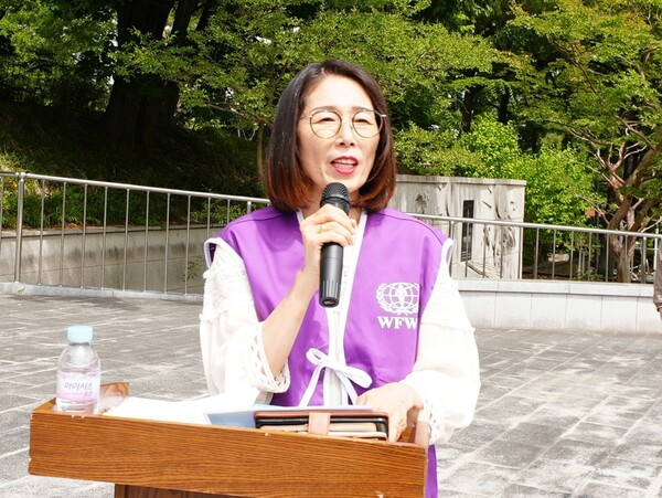 ▲ (사)세계평화여성연합 광주전남지부는 21일 광주공원 현충탑에서 ‘2024 호국보훈의 달 기념 호국영령 참배식 및 봉사활동’을 실시한 가운데 엔도하루미 지부장이 환영사를 하고 있다(사진제공=(사)세계평화여성연합 광주전남지부)