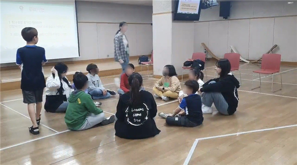 1회기 ‘친해지기(4/20)’에서 비장애형제자매와 드림팀이 수건돌리기 게임을 하는 모습 [사진=한국사회공헌협회 제공]