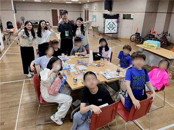 2회기 ‘어린이날 축제(5/4)’가 끝난 후 드림팀, 비장애형제자매의 단체사진 [사진=한국사회공헌협회 제공]