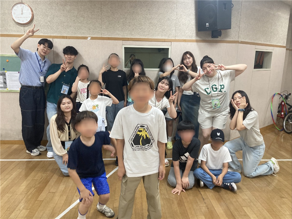 5회기 ‘협동 방탈출(6/22)’이 끝난 후 비장애형제자매, 드림팀, 위휘황 사회복지사의 단체사진 [사진=한국사회공헌협회 제공]