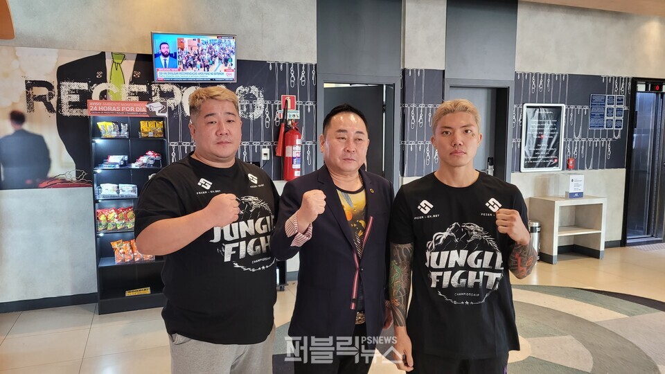 A partir da esquerda, o técnico do Team Horn, Lee Sang-seop, o presidente do Jungle Fight Asia, Kim Jeong-yong, e o jogador Hong Yu-min. [사진=팀혼]