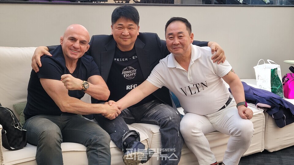 Balit Ismail, gerente geral do Jungle Fight Asia, Kang Jong-kyu, e presidente do Jungle Fight Asia, Kim Jeong-yong. [사진=팀혼]