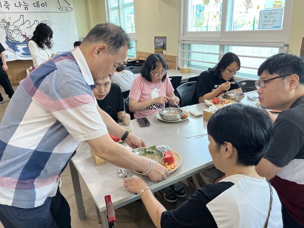 ▲보듬이나눔이봉사회는 25일 광산구장애인복지관을 찾아 삼계죽 나눔 봉사활동을 펼쳤다.(사진제공=광산구장애인복지관)