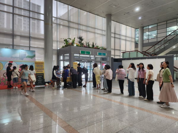바른正운전자에 서약하기 위해 기다리고 있는 도봉구민들 [사진=유회중 기자]
