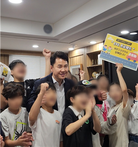 오언석 도봉구청장이 “EYE 프로젝트”를 응원하는 모습 [사진=한국사회공헌협회 제공]