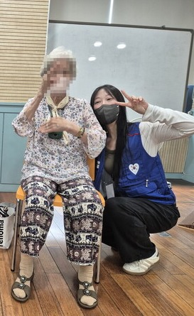 어르신과 기념촬영 중인 사회적인플루언서 플루트이설 [사진=유회중 기자]