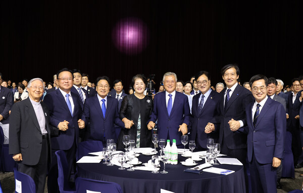 김동연 경기도지사가 광주 김대중컨벤션센터에서 열린 ‘9.19 평양공동선언 6주년 기념식’에서 문재인 전 대통령과 기념촬영을 하고 있다. [사진=경기도]