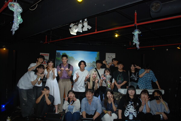 기부콘서트 ‘Into the Unknown: 수면 위로’ 단체 기념촬영 [사진=한국사회공헌협회 제공]