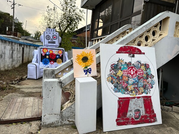 애니쿤 작가와 심진우 작가 작품으로 꾸며진 현장