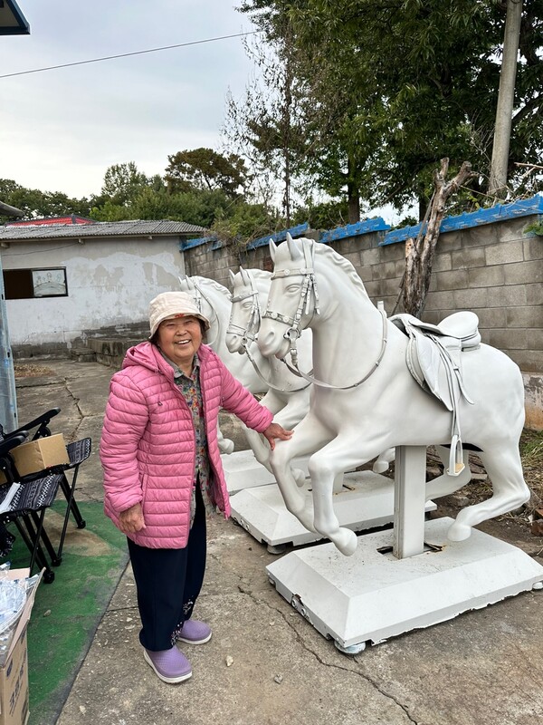 애니쿤 작가의 말 작품 앞에서 선 주민