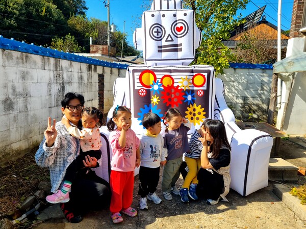 애니쿤 작가가 어린이들과 기념촬영을 하고 있다.