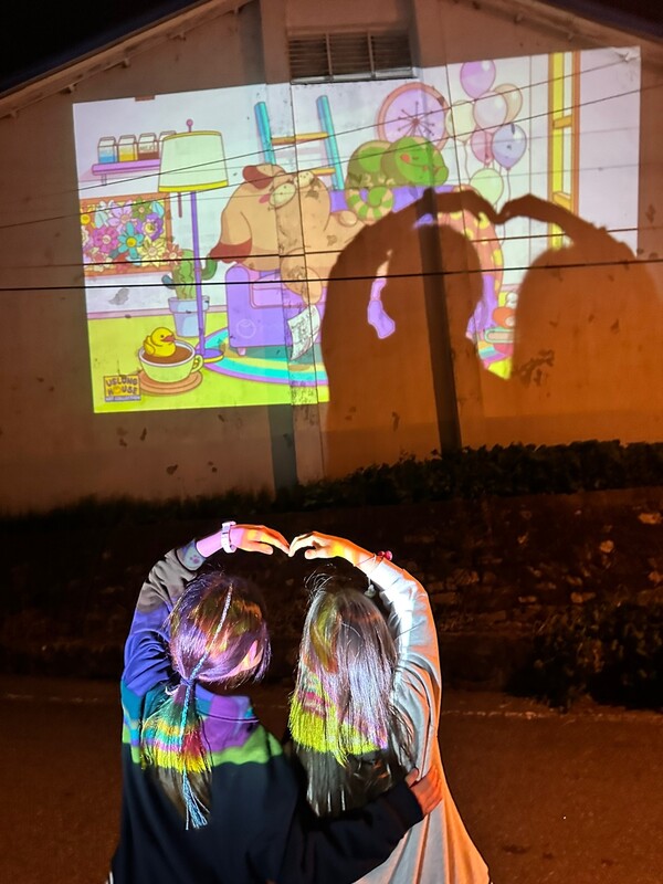 미디어파사드를 즐기는 아이들