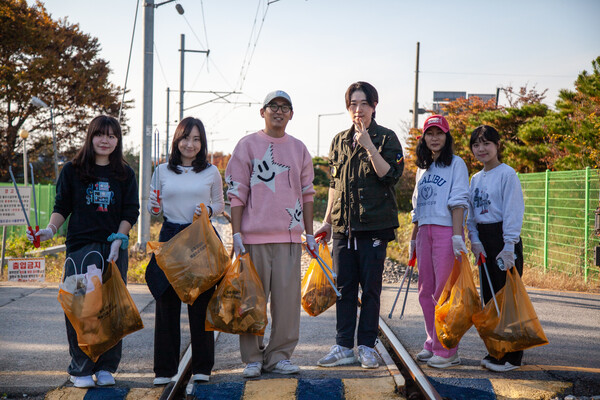 쓰레기를 주우며 소통하는 현장, (왼쪽부터) 이은비, 장자경, 애니쿤(한성진), 김비, 신영자, 이담비