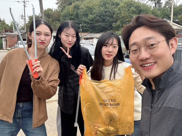 쓰레기를 주운뒤 기념촬영. (왼쪽부터) 조문주, 허내영, 김아현, 심진우