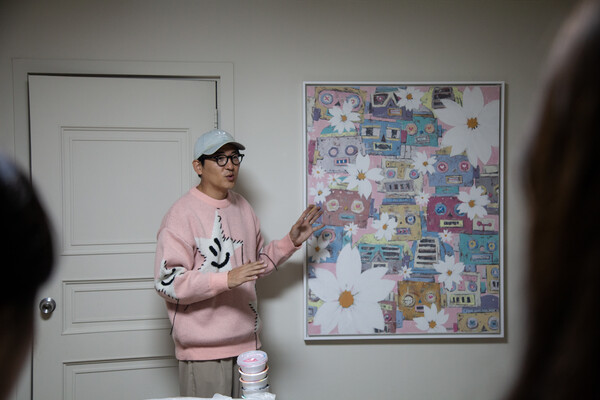 파주 마정리 예술마을프로젝트를 설명하는 애니쿤 작가